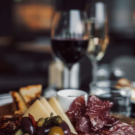 Hotel Quality Airport 4*